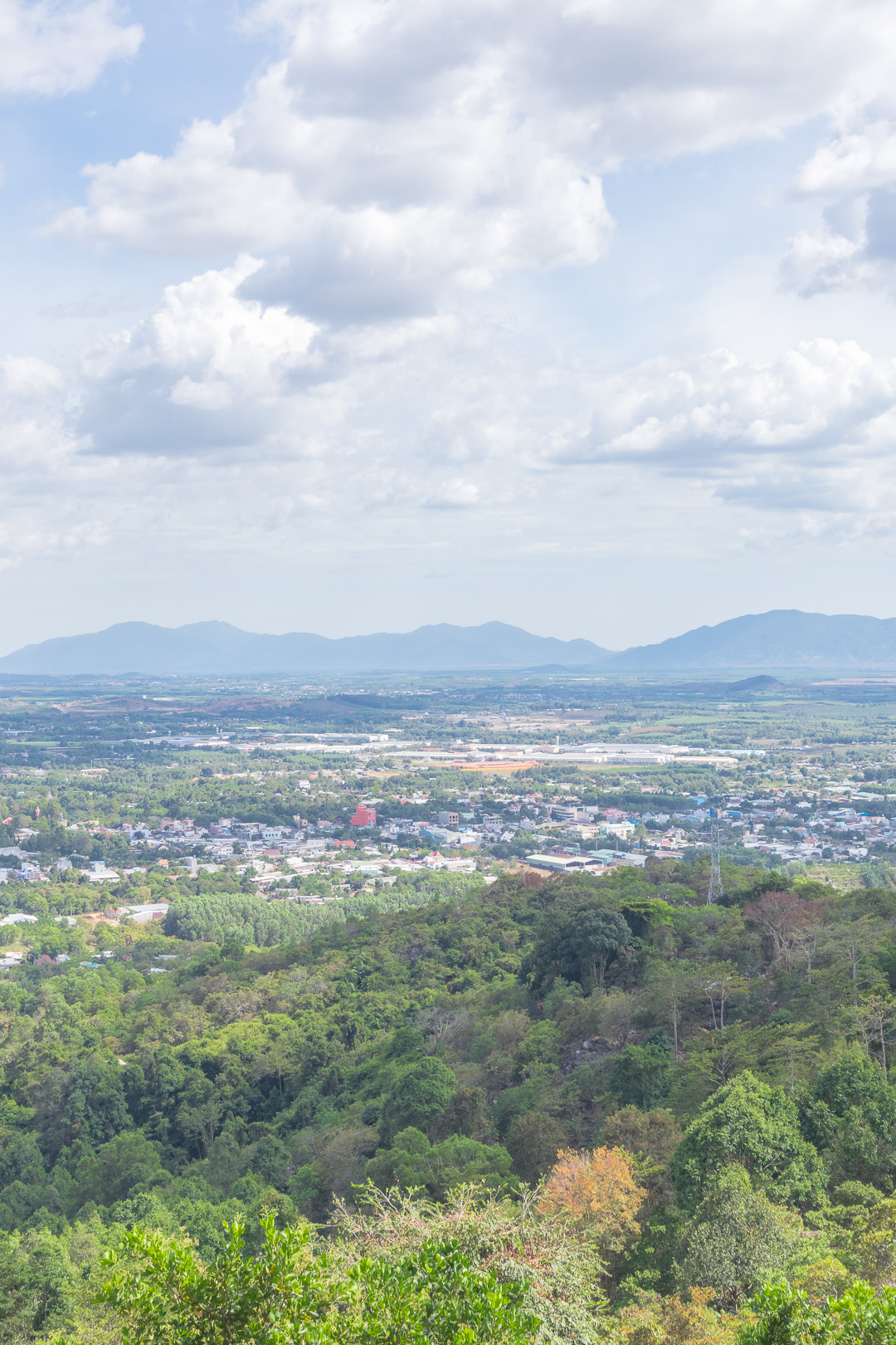 Khung cảnh thành phố phía dưới dần hiện ra