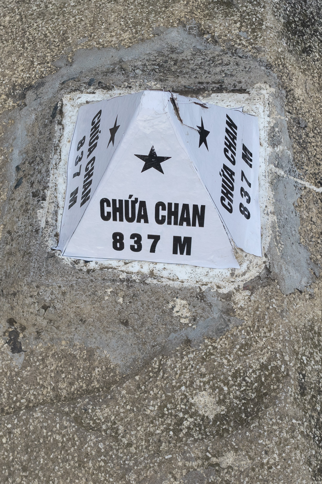 Cột mốc 837 mét núi Chứa Chan