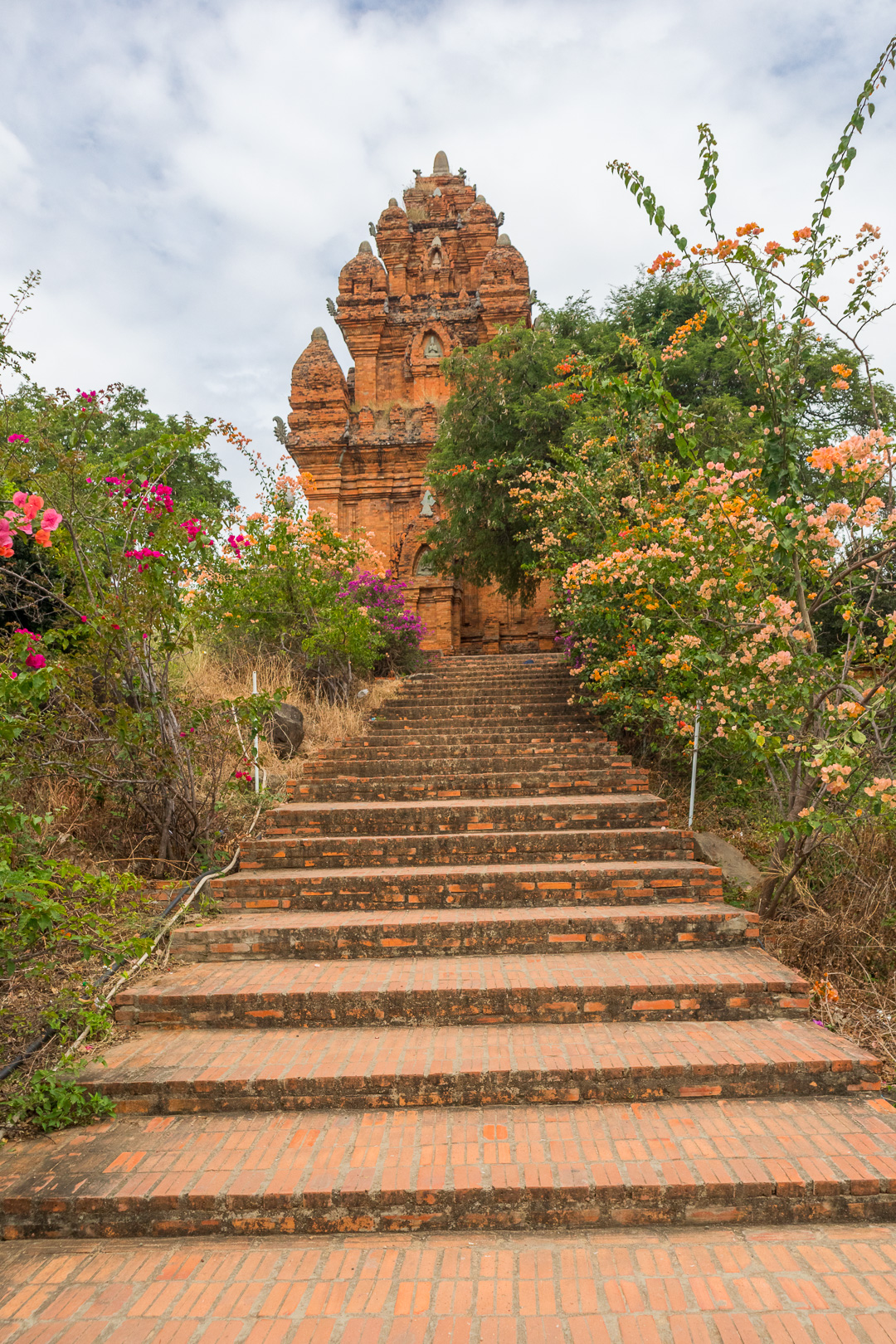 Lối dẫn lên khu Tháp Chàm