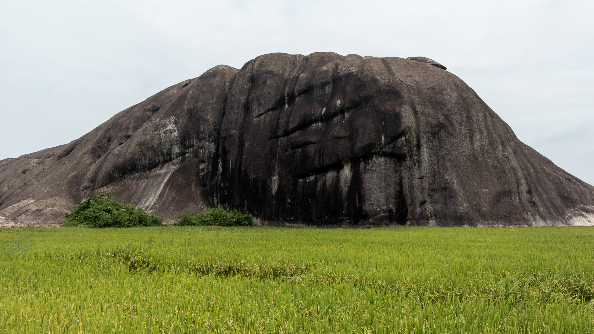 Bề mặt núi đá