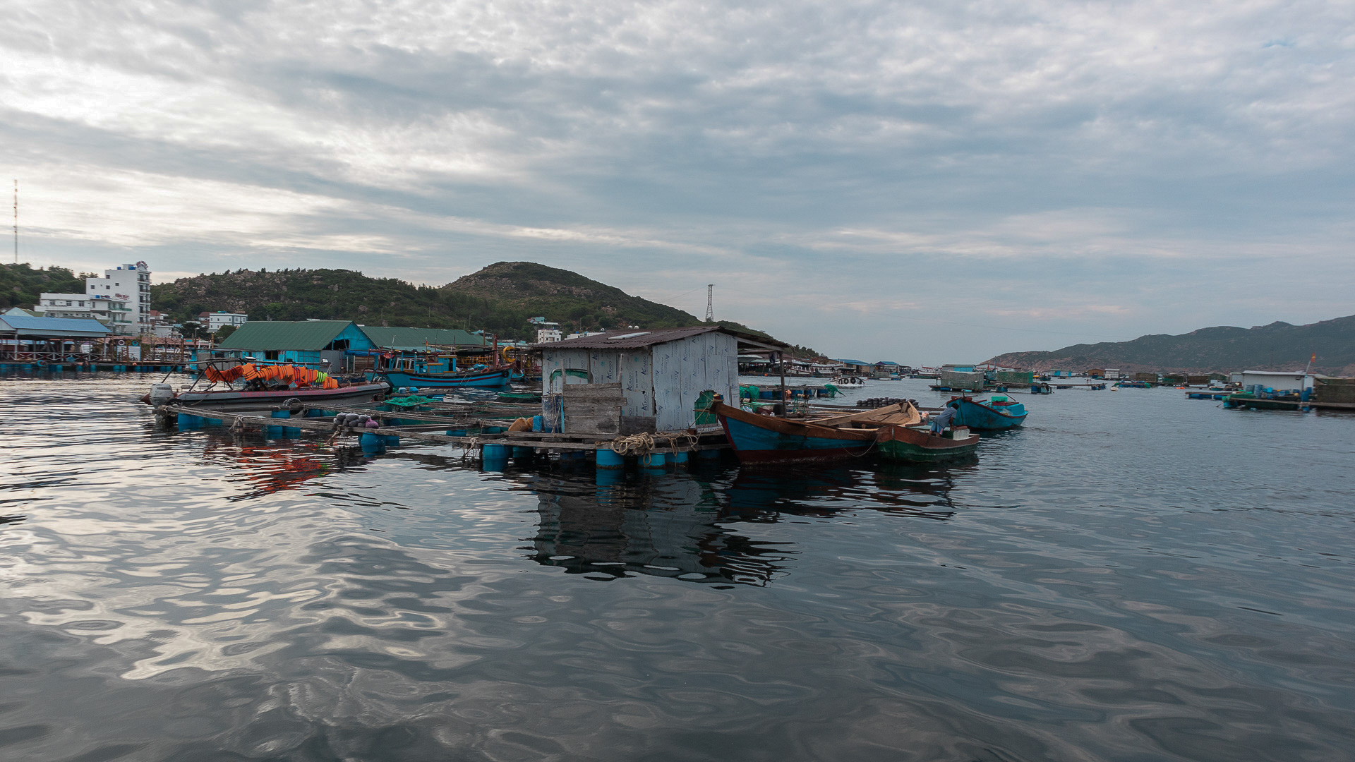 Những căn nhà nổi ở trên biển